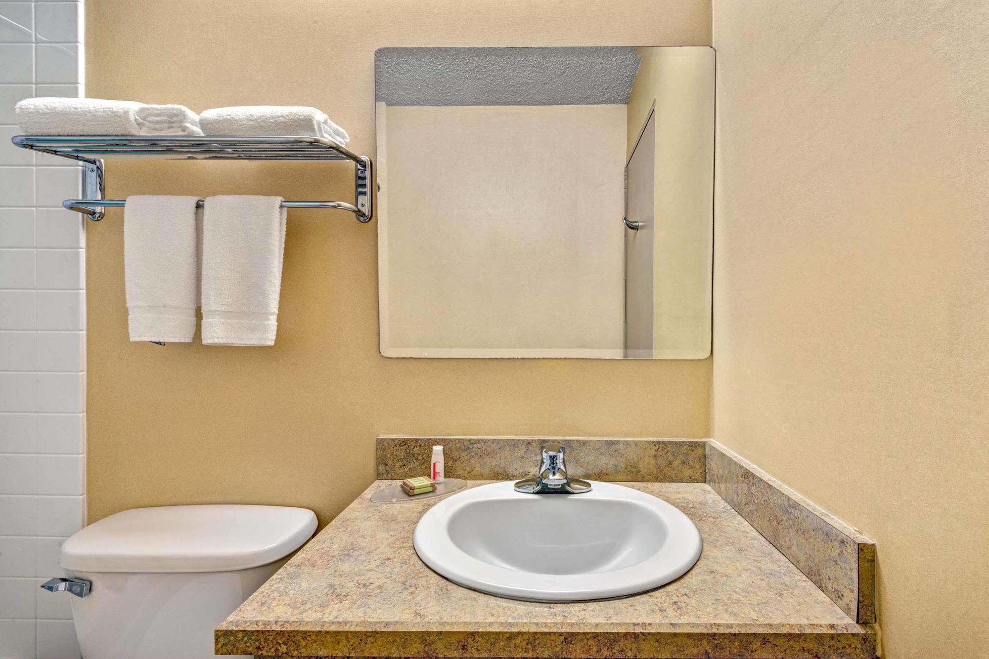 Homespring Inn & Studios - Hartford South - Rocky Hill Habitación foto